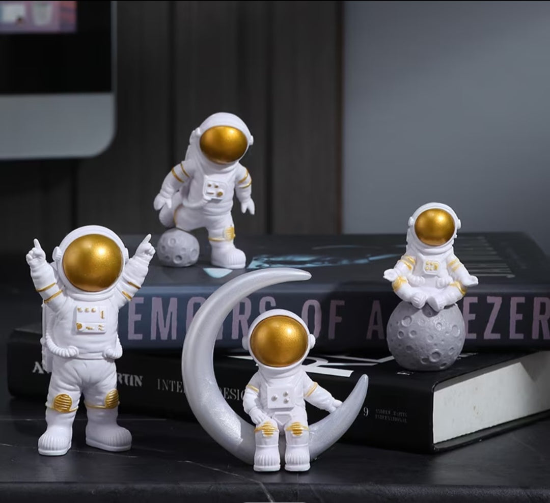 4pcs, Plastic Astronaut  Decorations, Toy, Desktop figurine.