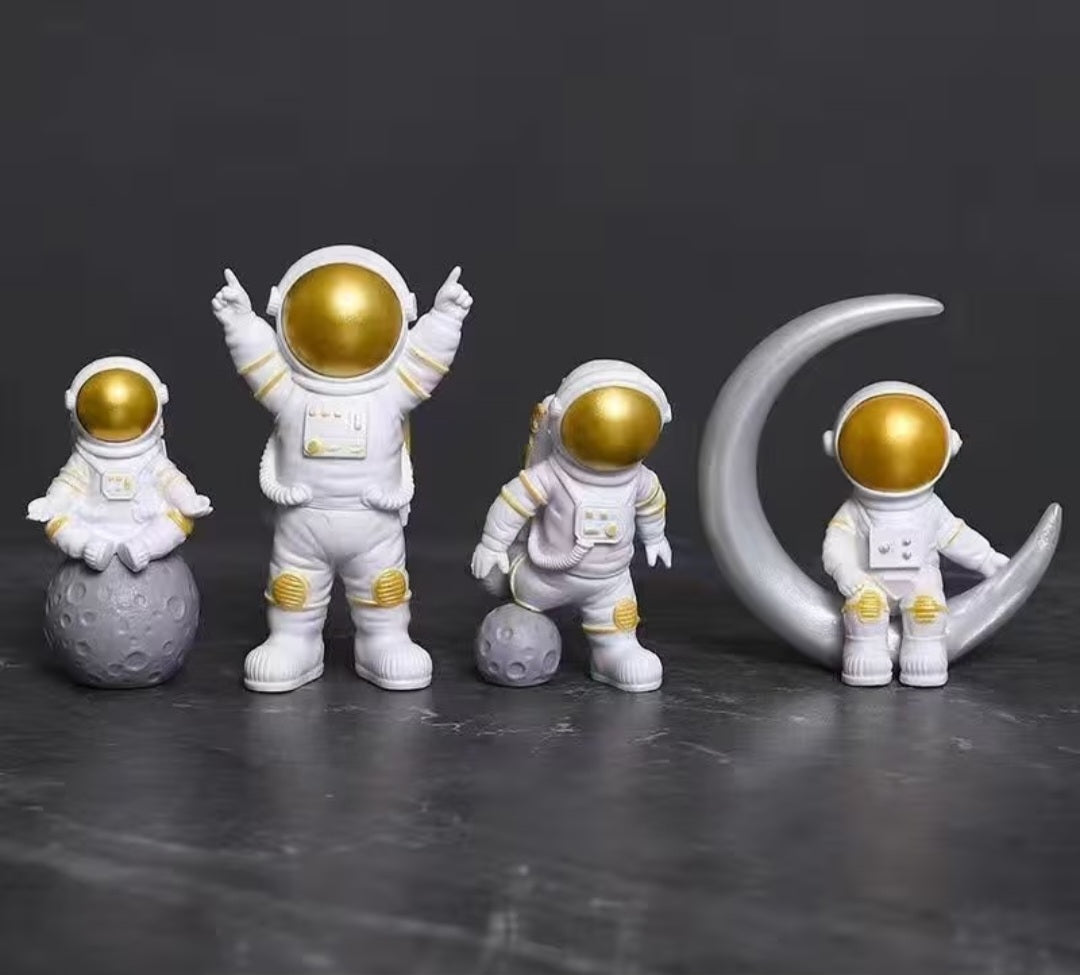 4pcs, Plastic Astronaut  Decorations, Toy, Desktop figurine.