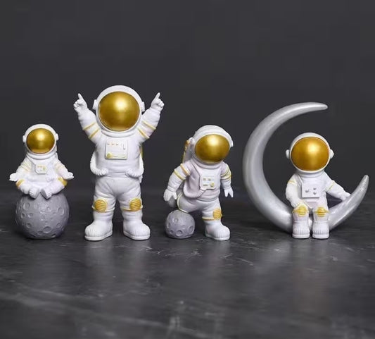 4pcs, Plastic Astronaut  Decorations, Toy, Desktop figurine.