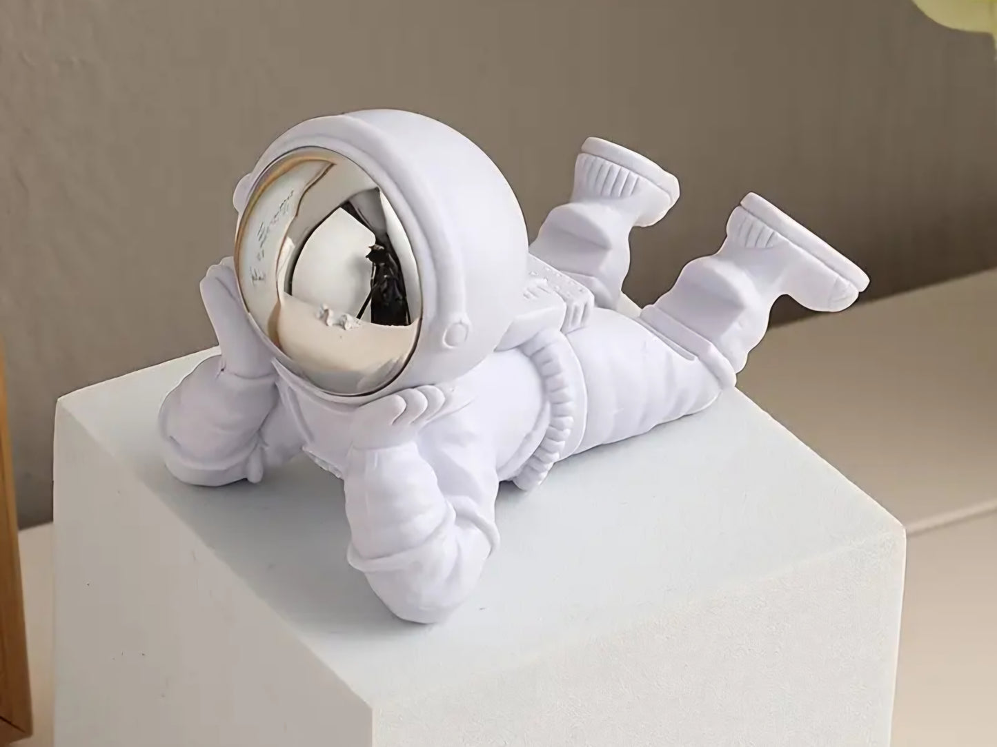 Creative Astronaut Ornament, Desktop Phone Holder, Tablet Holder, Astronaut Phone Holder, Office Desktop Phone Holder, Office Decor, Astronaut Theme Phone Holder Silver